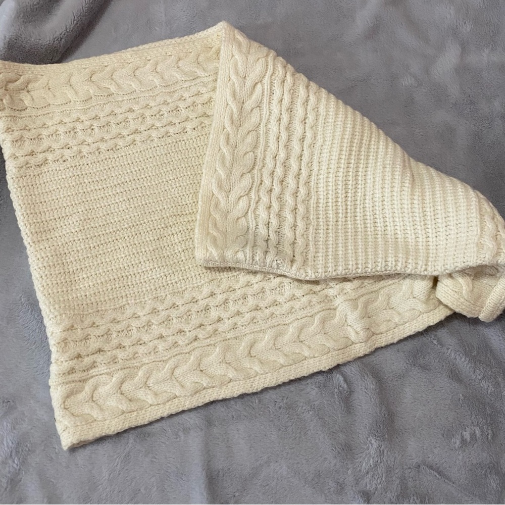 Club Monaco Micaela wool/alpaca blend cable knit details infinity scarf